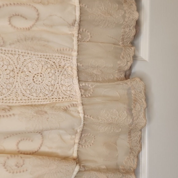 Dressbarn Women's Champagne Embroidered Floral Lace Blouse Size S - Picture 3 of 16